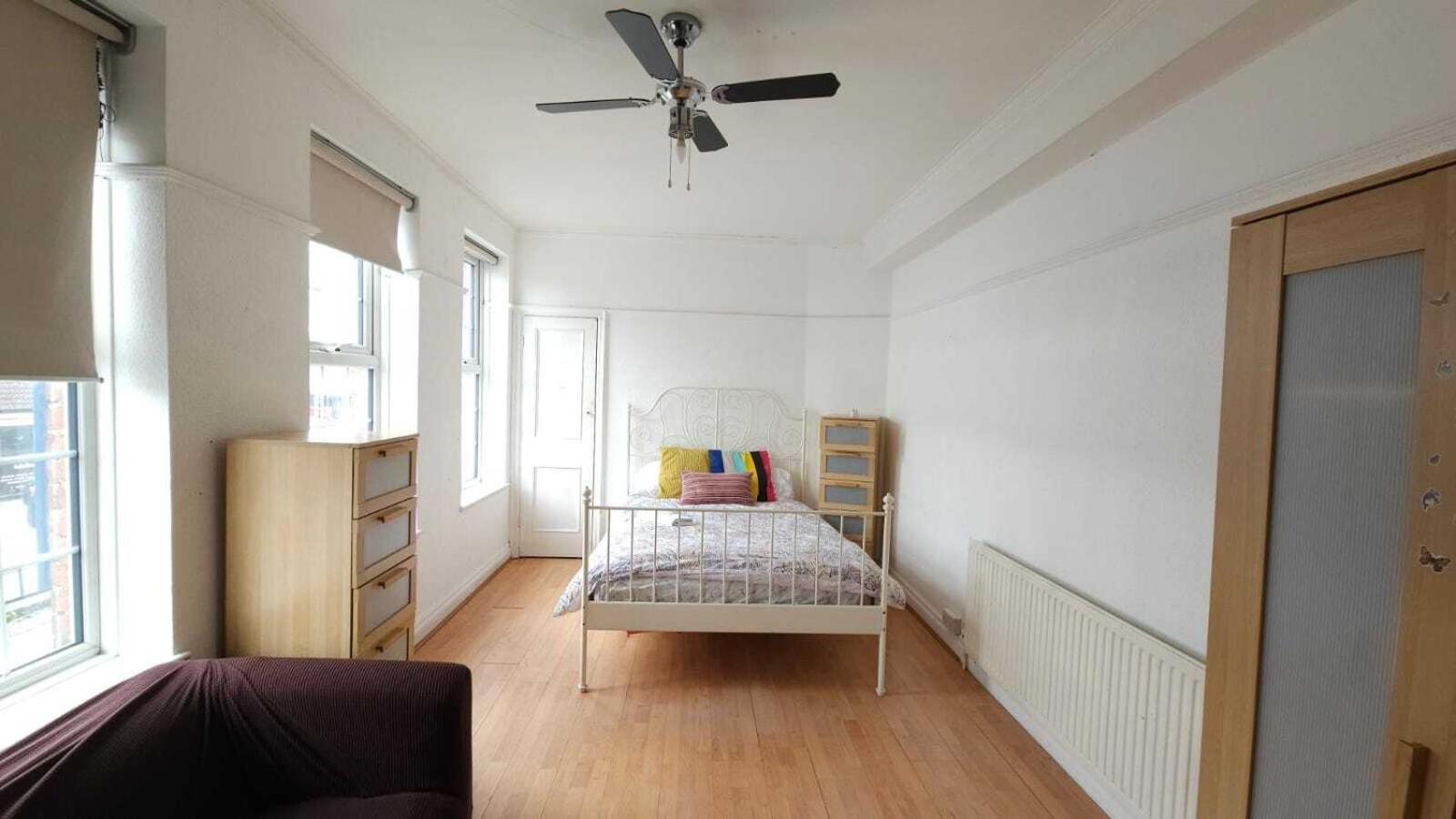London Edgware Station Apartment Oda fotoğraf